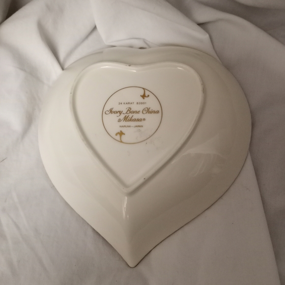 Vintage Mikasa Ivory Bone China Heart Shaped Dish - 24K Gold, Lattice Pa… - Picture 3 of 3
